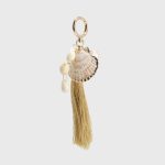 Charm Conchas Marinas con Borla